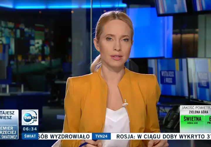 Kobieta w żółtej marynarce w studiu TVN24.