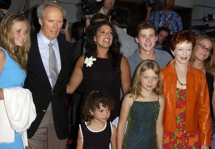 Clint Eastwood z rodziną, w tym jego dzieci, pozuje do zdjęć. Widać jego córkę Alison, syna Scotta i wnuczkę.
