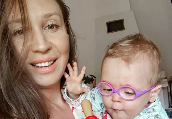 Aneta ze ślubu od pierwszego wejrzenia z córeczką w okularach.