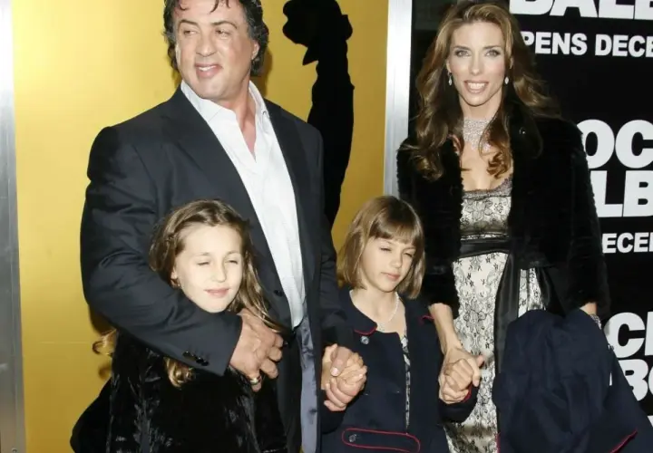 Sylvester Stallone z żoną i córkami, jego słodkie sylvester stallone dzieci, pozują na ściance.