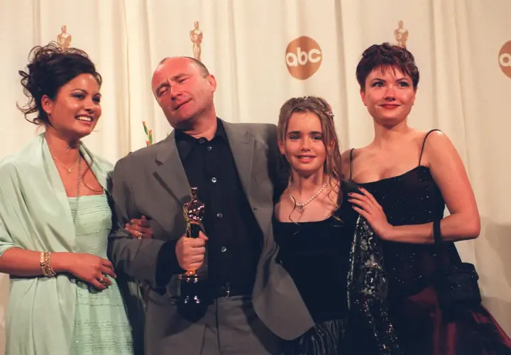 Phil Collins z córkami i jedną z jego żon, Orianne Cevey, świętuje Oscara.