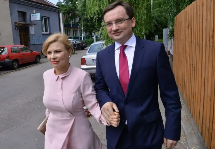 Janusz Kowalski z żoną i dziećmi spacerują ulicą.