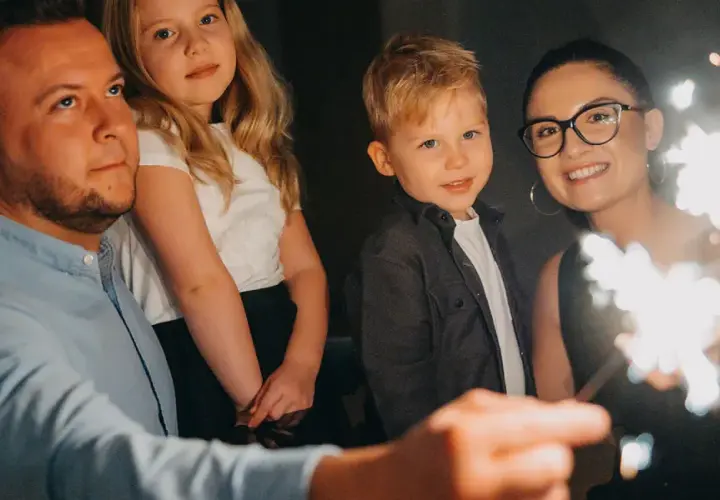 Paweł Łukasik z rodziną świętuje, trzymając zimne ognie. Radosne chwile z dziećmi i żoną.