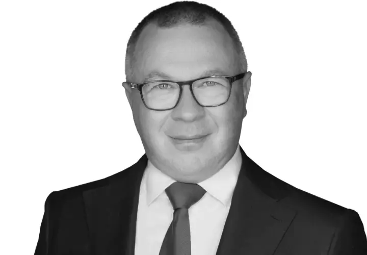 Portret Macieja Adamkiewicza w garniturze i okularach. Myśli o swoich dzieciach i ich przyszłości.
