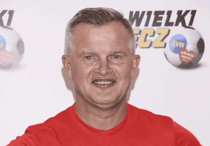 Uśmiechnięty bieleninik z TVN w czerwonej koszulce, na tle piłki nożnej z logo WOŚP.