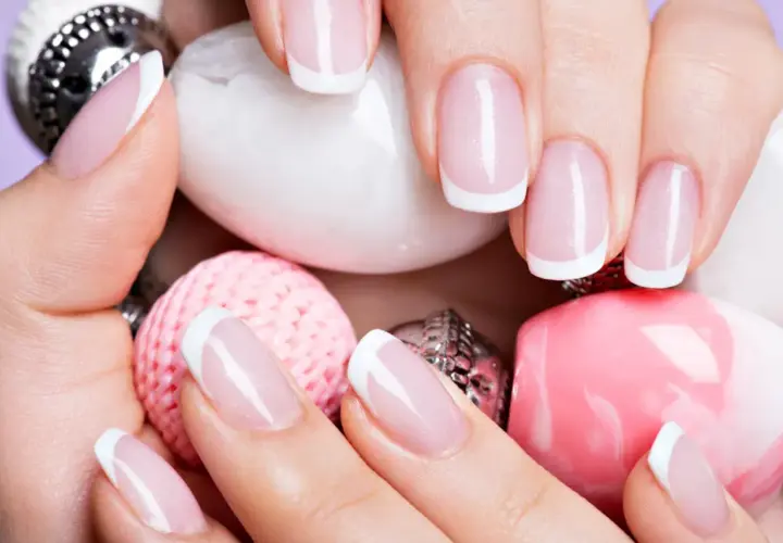 Manicure japoński z hybrydą - czy to możliwe? Zalety i wady