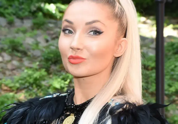 Uśmiechnięta Cleo, choć trudno zgadnąć, ile Cleo ma lat, prezentuje się zjawiskowo w czarnej, pióropuszowej kreacji.