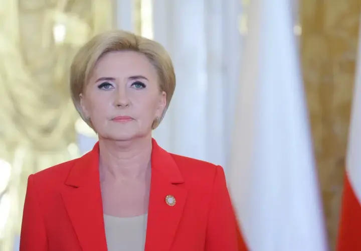 Agata Kornhauser-Duda, Pierwsza Dama, w czerwonej marynarce. Jej pochodzenie jest polskie, co podkreśla jej związek z krajem.