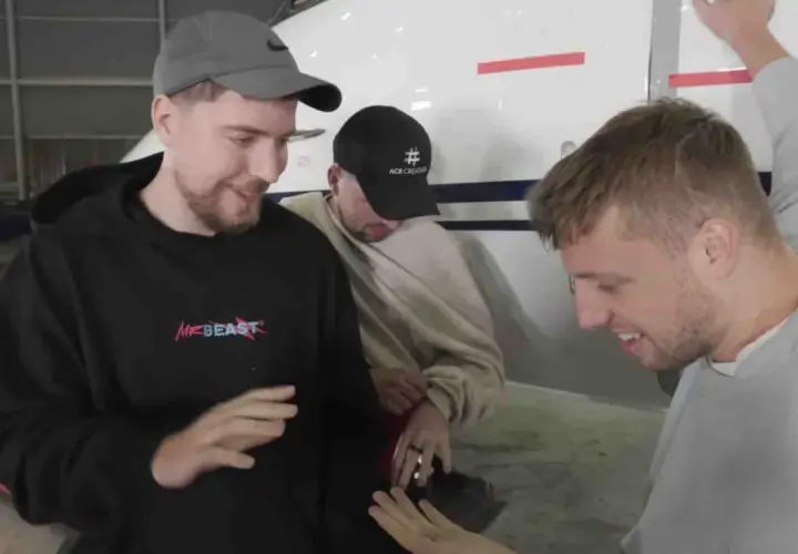 Trzech mężczyzn, w tym MrBeast, stoi obok samolotu. Pytanie "czy Mister Beast żyje" jest nieaktualne, bo widać go w świetnej formie!