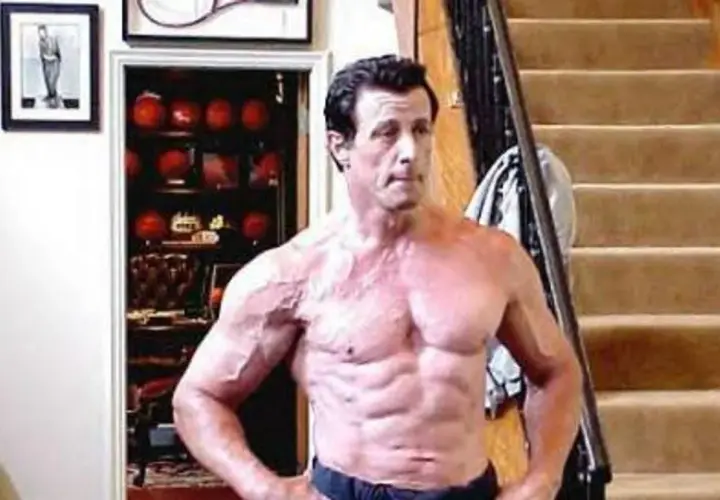 Sylvester Stallone, mimo upływu lat, wciąż imponuje formą. Widać jego wyrzeźbione mięśnie.
