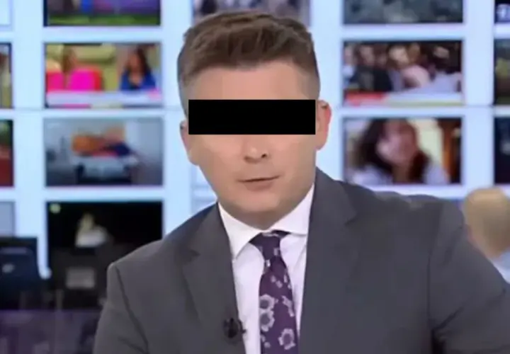 Niedziela w TVN. Redaktor w garniturze i krawacie z wzorem kwiatowym, na tle ekranów z różnymi obrazami.