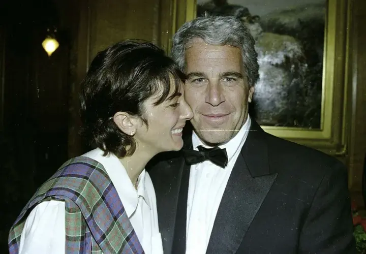 Ghislaine Maxwell i Jeffrey Epstein, których nazwiska pojawiają się na liście Epsteina ujawnionej, w intymnym uścisku.