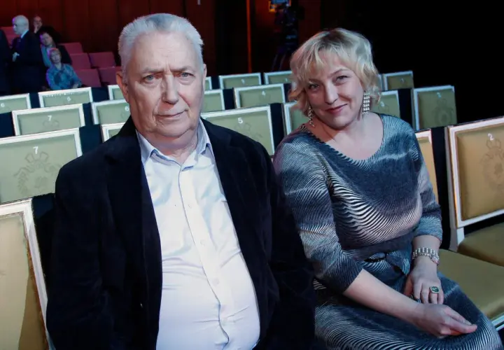 Joanna Kossowska, wiek nieznany, siedzi obok starszego mężczyzny na widowni.