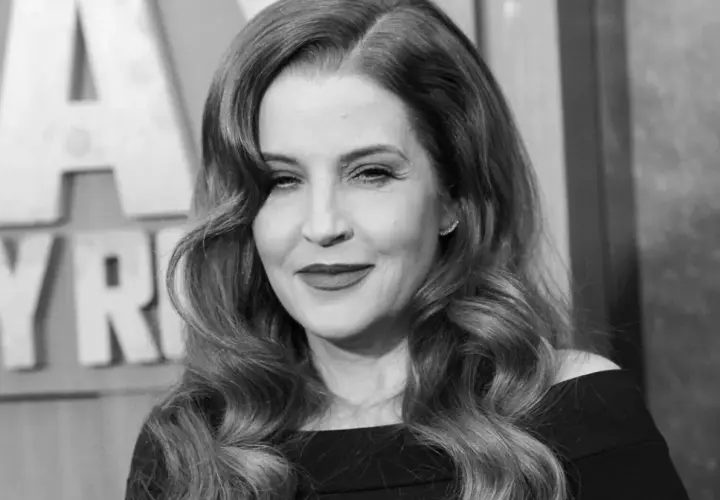 Lisa Marie Presley, w czerni, z falowanymi włosami i makijażem, na tle liter.