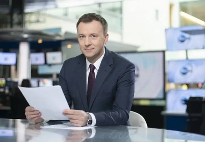 Krzysztof Górlicki, dziennikarz, w studiu telewizyjnym. Jego życiorys to historia pasji do informowania.