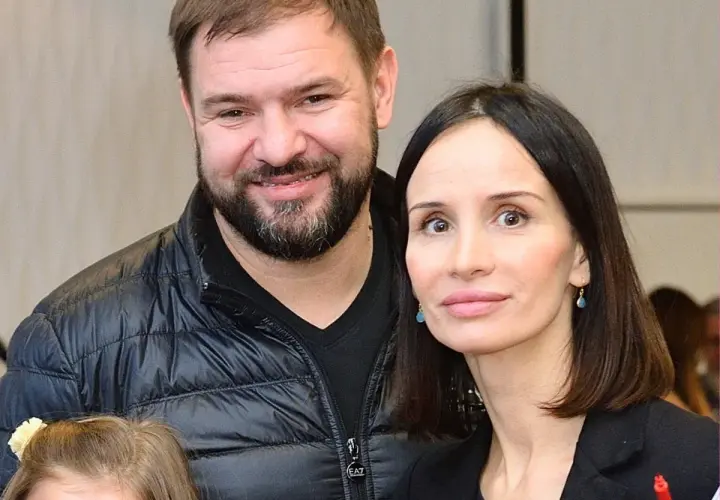 Uśmiechnięty mężczyzna i kobieta, może to rodzice Heleny Karolak? Ile ma lat?