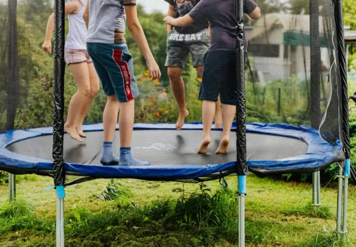 Czy trampolina jest zdrowa dla dziecka? Korzyści i ryzyko dla malucha