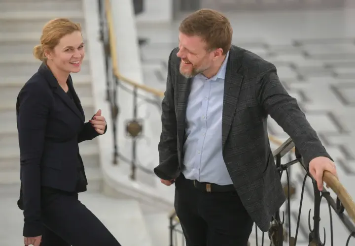 Adrian Zandberg i jego żona rozmawiają na schodach.