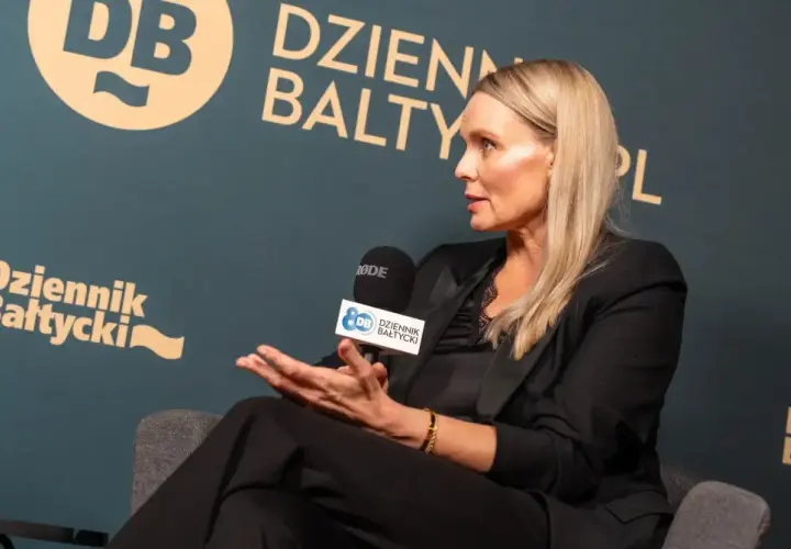 Patrycja Redo Łabędzewska udziela wywiadu dla Dziennika Bałtyckiego, trzymając mikrofon.