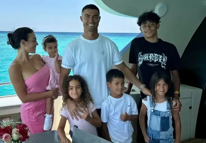 Georgina Rodriguez z dzieckiem na rękach i całą rodziną na jachcie.