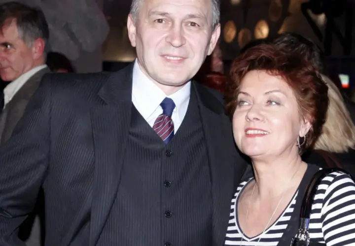 Jacek Sas Uhrynowski w garniturze i kobieta w pasiastym topie.