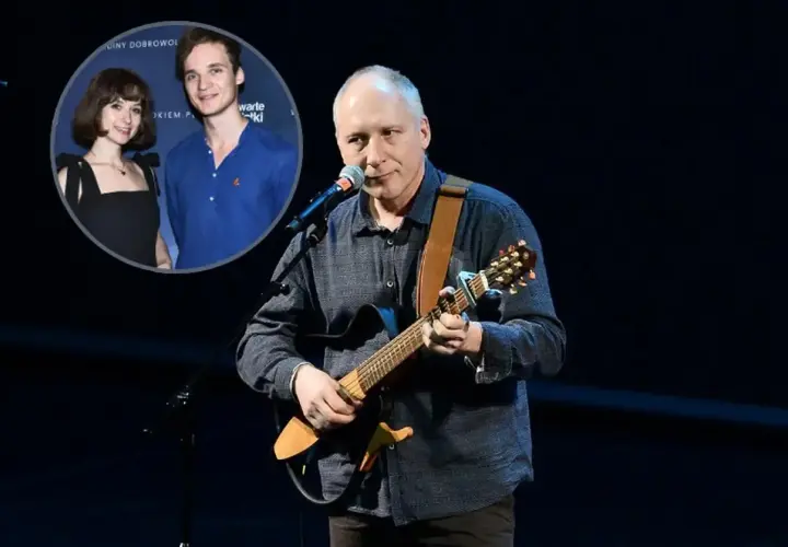 Kuba Sienkiewicz gra na gitarze, a w tle widać jego dzieci.