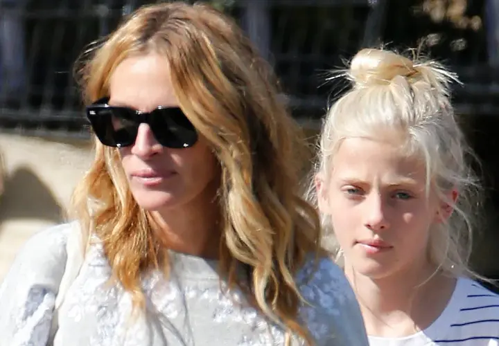 Julia Roberts z dziećmi, w tym z córką Hazel Moder, podczas spaceru.