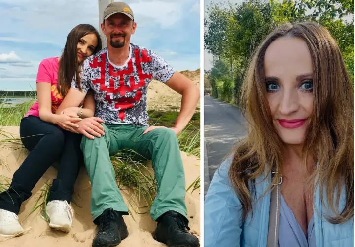 Justyna Dobrosz-Oracz z mężem i dziećmi na plaży. Uśmiechnięta para siedzi na piasku.