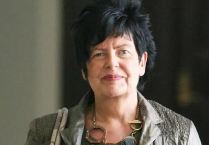 Joanna Senyszyn, choć chora, prezentuje się z godnością, nosząc wyrazisty naszyjnik.