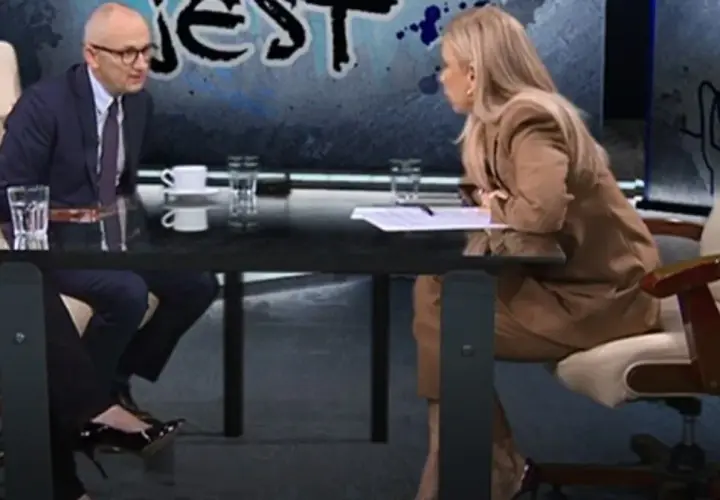Anna Jędrzejowska w programie TVN dyskutuje z gośćmi przy stole.