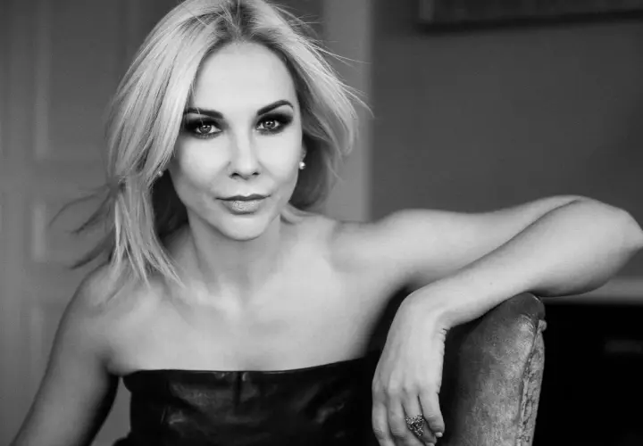 Anna Jędrzejowska, znana z TVN Fakty, w czarno-białej sesji. Jej spojrzenie przyciąga uwagę, a stylizacja podkreśla elegancję.