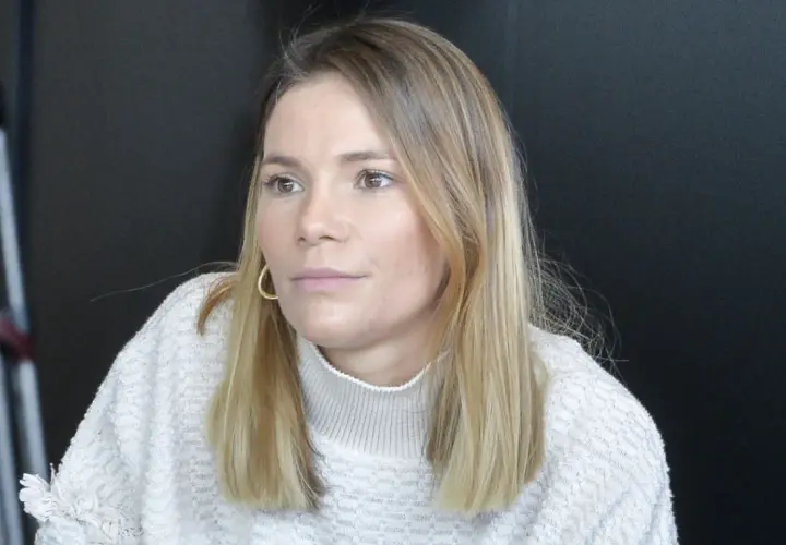 Maja Bohosiewicz w swetrze z golfem i złotymi kolczykami, zamyślona.