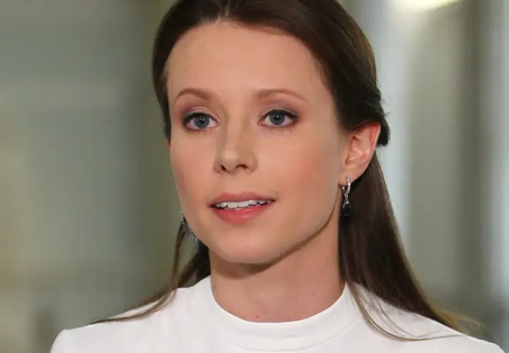Justyna Sieklucka w białej bluzce, przygotowuje się do wystąpienia w Fakty TVN.