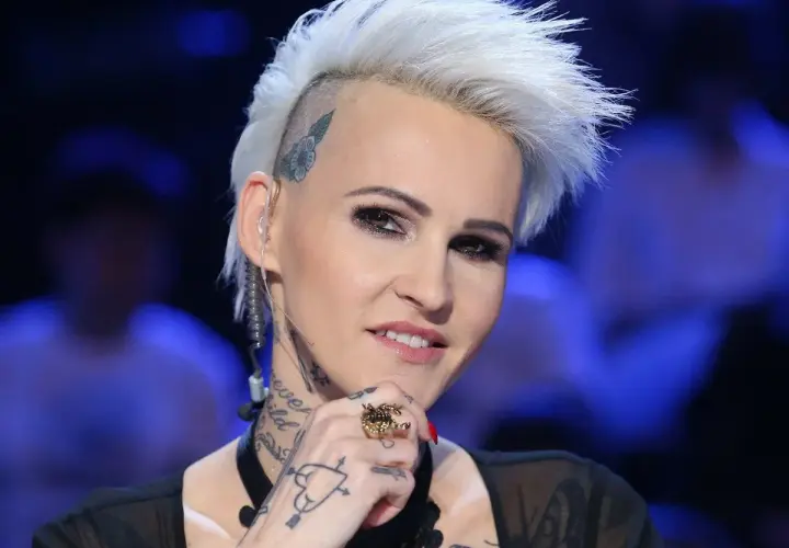 Agnieszka Chylińska, znana z odważnego wizerunku, z charakterystyczną fryzurą i tatuażami. Jej wiek nie przeszkadza jej w byciu ikoną.