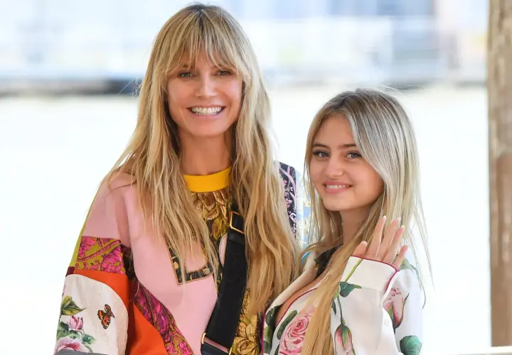 Heidi Klum z córką, Leni, uśmiechają się do aparatu. Widać, że mają świetne relacje, jak prawdziwe przyjaciółki.