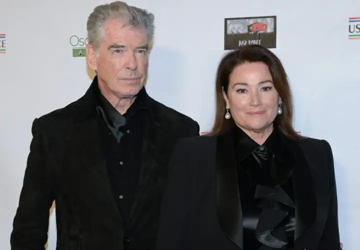 Pierce Brosnan z żoną Keely Shaye Smith na czerwonym dywanie. Elegancka para w czarnych strojach.