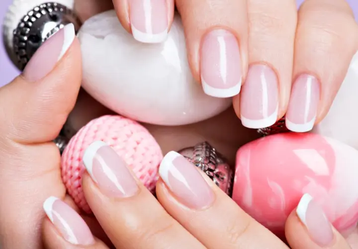 Manicure french co to? Historia, technika i zalety stylizacji paznokci