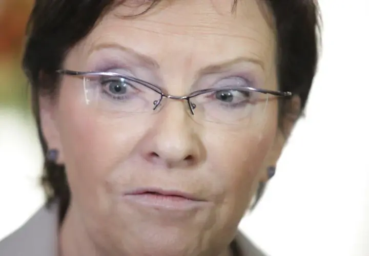 Zbliżenie na twarz kobiety w okularach. Zastanawiamy się, ile lat ma Ewa Pietrzyk Zieniewicz, patrząc na jej wyraz twarzy.