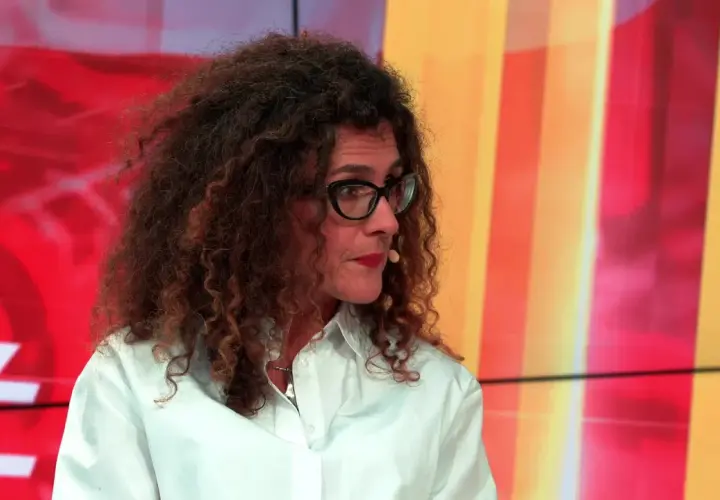 Aleksandra Pawlicka, z burzą kręconych włosów i okularami, opowiada o swoich dzieciach na tle kolorowego studia.