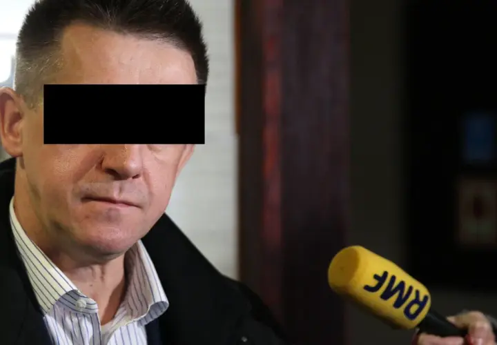 Mężczyzna z zakrytą twarzą, być może związany z aferą podkarpacką, udziela wywiadu dla RMF FM.