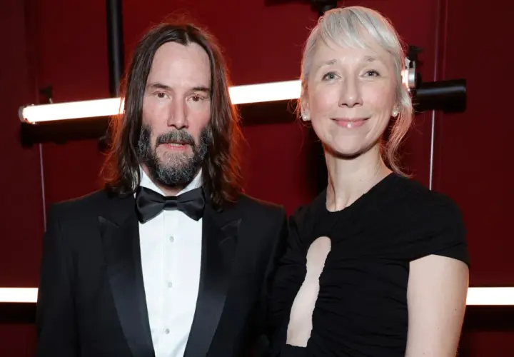 Keanu Reeves z żoną, Alexandrą Grant, na czerwonym dywanie.