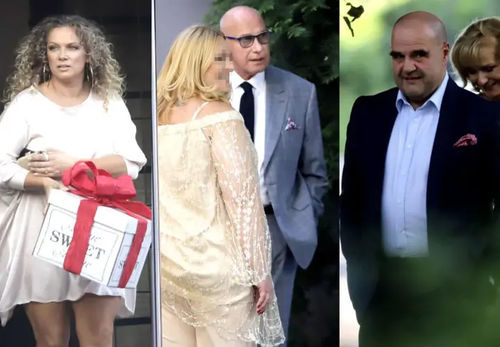 Piotr Machalica ślub. Kobieta z kręconymi włosami niesie prezent. W tle mężczyźni w garniturach.