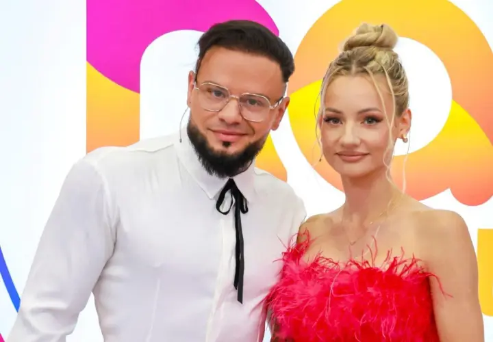 Para fit lovers, ile lat mają? Ona w różowej sukience, on w białej koszuli.