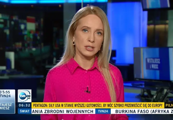 Monika Tomasik, dziennikarka TVN24, w różowej koszuli informuje o wydarzeniach na świecie.