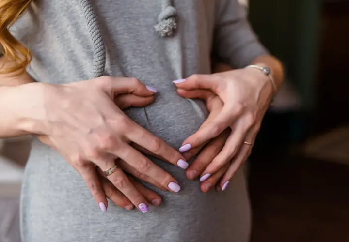 Czy manicure hybrydowy jest bezpieczny w ciąży? Ryzyka i zalecenia dla mam
