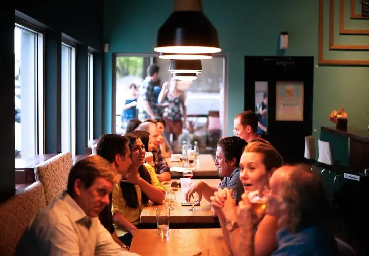 Jak się ubrać do restauracji ze znajomymi? Porady na każdą okazję