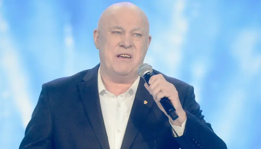 Ryszard Rynkowski, znany artysta, śpiewa do mikrofonu. Jego wiek nie przeszkadza mu w karierze.
