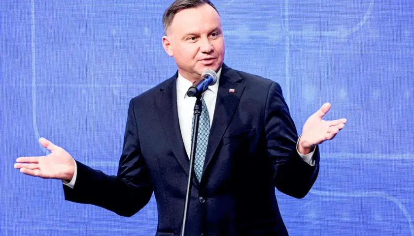 Andrzej Duda, prezydent RP, przemawia. Jego wykształcenie prawnicze z pewnością pomaga mu w karierze politycznej.