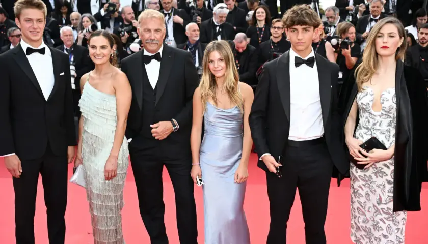 Kevin Costner z dziećmi na czerwonym dywanie.