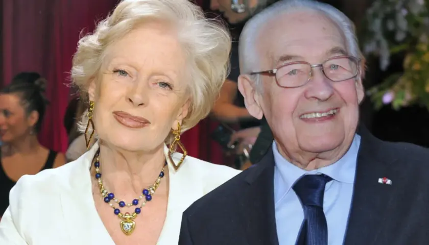 Uśmiechnięta para: Andrzej Wajda i jego żona, aktorka Beata Tyszkiewicz, na wydarzeniu.